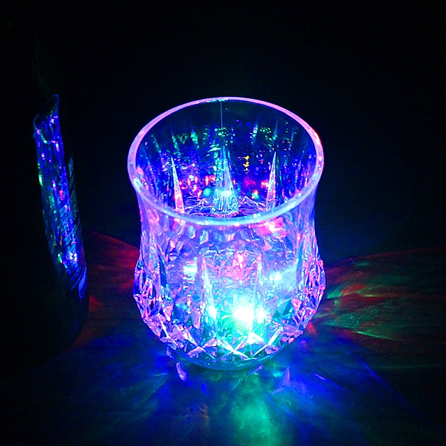 LED cup activated by liquid - Idea4fun